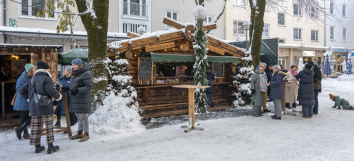 Schneereiche Tage auf dem Haidhauser Weihnachtsmarkt 2023 (©Foto: Herbert Liebhard)